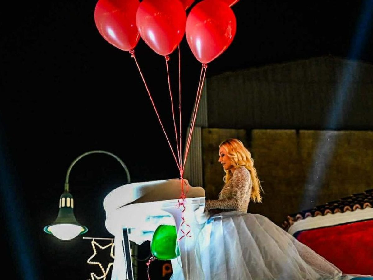 Η διακεκριμένη «Ιπτάμενη πιανίστρια» Έλενα Ξυδιά εντυπωσίασε τους Λαρισαίους (ΦΩΤΟ)