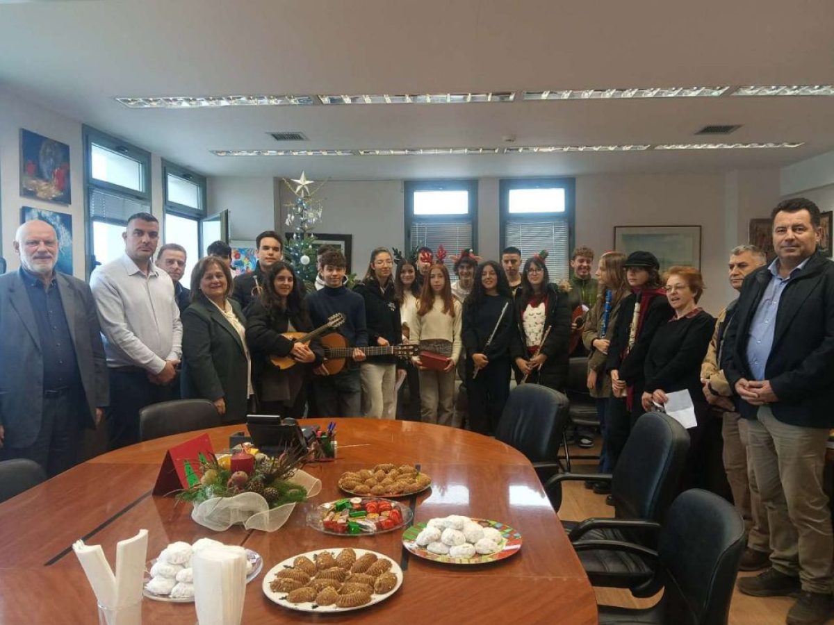 Οι μαθητές του Μουσικού Σχολείου έψαλαν τα κάλαντα στο Δημαρχείο Λευκάδας