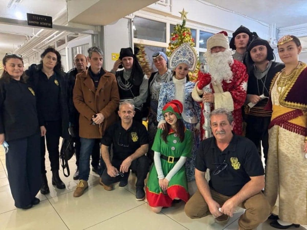 Οι Παλιννοστούντες Πόντιοι της Λάρισας έψαλαν τα κάλαντα στο Δημοτικό Γηροκομείο της πόλης