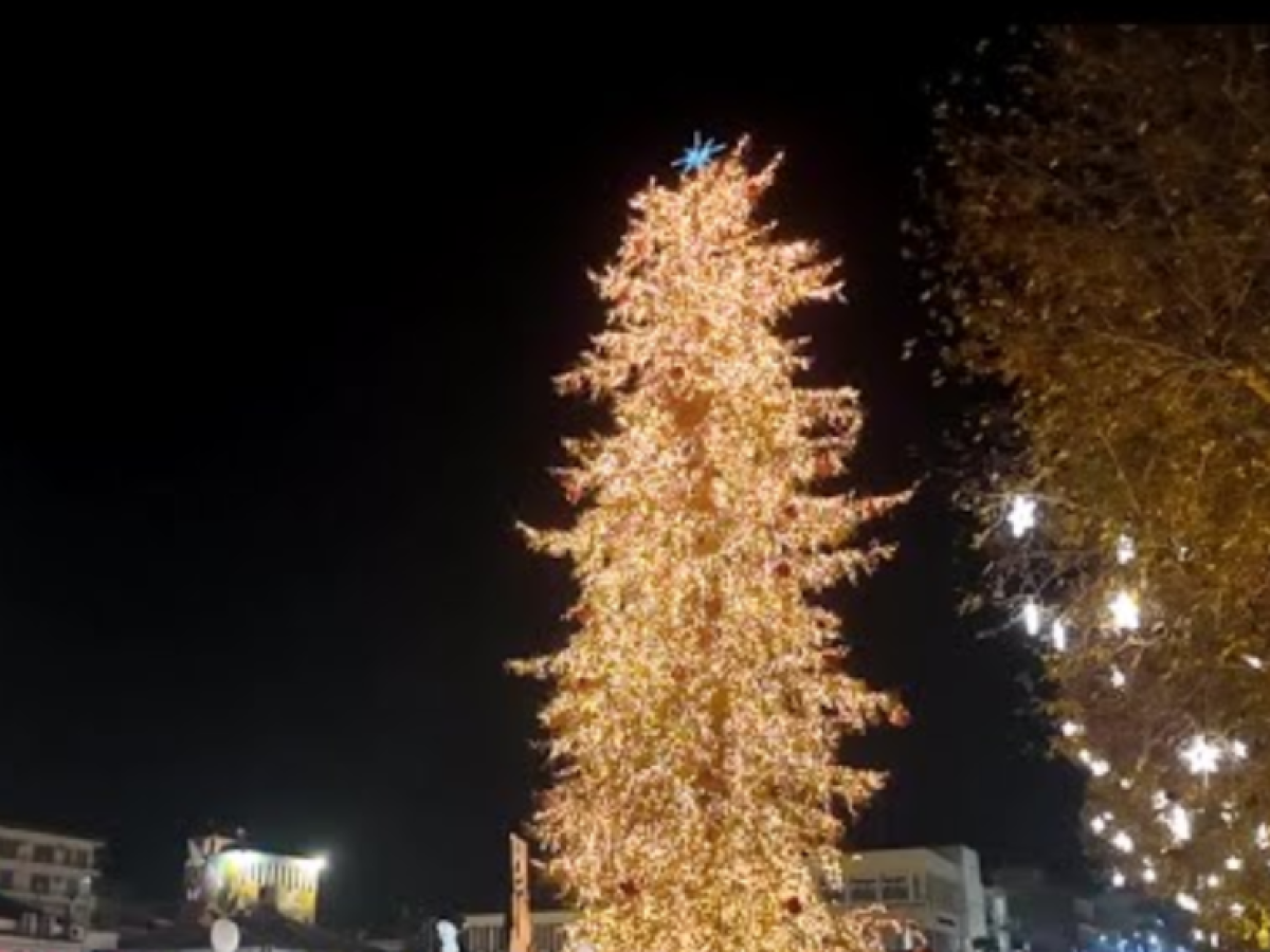 Η στολισμένη πόλη των Τρικάλων μαγεύει – Δείτε βίντεο