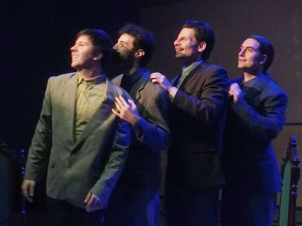 Η θεατρική παράσταση «Αυτό που γεννιέται και πεθαίνει στο φως» στο μουσείο Τσιτσάνη