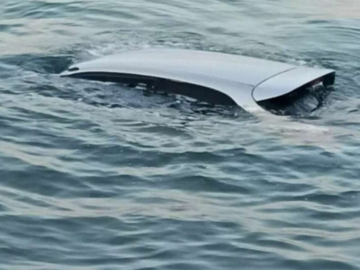 Ι.Χ. κατέληξε στη θάλασσα στα Νέα Μουδανιά – Χωρίς τραυματισμούς το περιστατικό