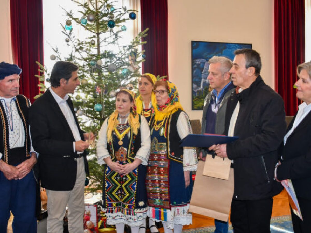 &Upsilon;&Mu;&Alpha;&Theta;- &Kappa;&omega;&nu;/&nu;&omicron;&sigmaf; &Gamma;&kappa;&iota;&omicron;&upsilon;&lambda;έ&kappa;&alpha;&sigmaf;: &laquo;&Eta; &chi;&alpha;&rho;&mu;ό&sigma;&upsilon;&nu;&eta; &epsilon;ί&delta;&eta;&sigma;&eta; &tau;&eta;&sigmaf; &Theta;&epsilon;ί&alpha;&sigmaf; &Gamma;έ&nu;&nu;&eta;&sigma;&eta;&sigmaf; &epsilon;&kappa;&pi;έ&mu;&pi;&epsilon;&iota; &mu;ή&nu;&upsilon;&mu;&alpha; &Epsilon;&lambda;&pi;ί&delta;&alpha;&sigmaf; &kappa;&alpha;&iota; &theta;&upsilon;&mu;ί&zeta;&epsilon;&iota; &sigma;&epsilon; ό&lambda;&omicron;&upsilon;&sigmaf; &mu;&alpha;&sigmaf; &tau;&iota;&sigmaf; &delta;&iota;&kappa;έ&sigmaf; &mu;&alpha;&sigmaf; &epsilon;&upsilon;&theta;ύ&nu;&epsilon;&sigmaf; &gamma;&iota;&alpha; &Alpha;&lambda;&lambda;&eta;&lambda;&epsilon;&gamma;&gamma;ύ&eta; &kappa;&alpha;&iota; &Alpha;&nu;ά&pi;&tau;&upsilon;&xi;&eta;&raquo; (&phi;&omega;&tau;&omicron;&sigmaf;)