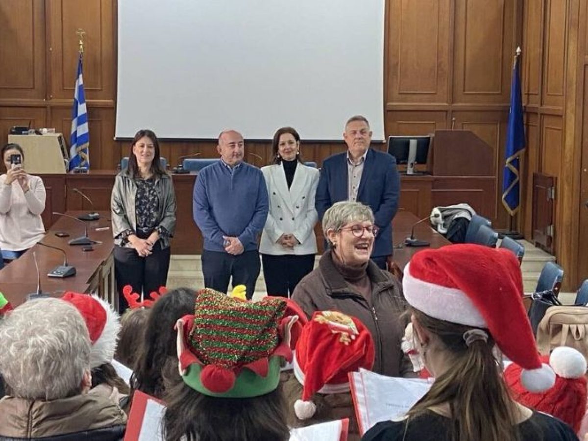 Κάλαντα από την Παιδική Χορωδία του Δημοτικού Ωδείου Τρικάλων στον Δήμαρχο Τρικκαίων