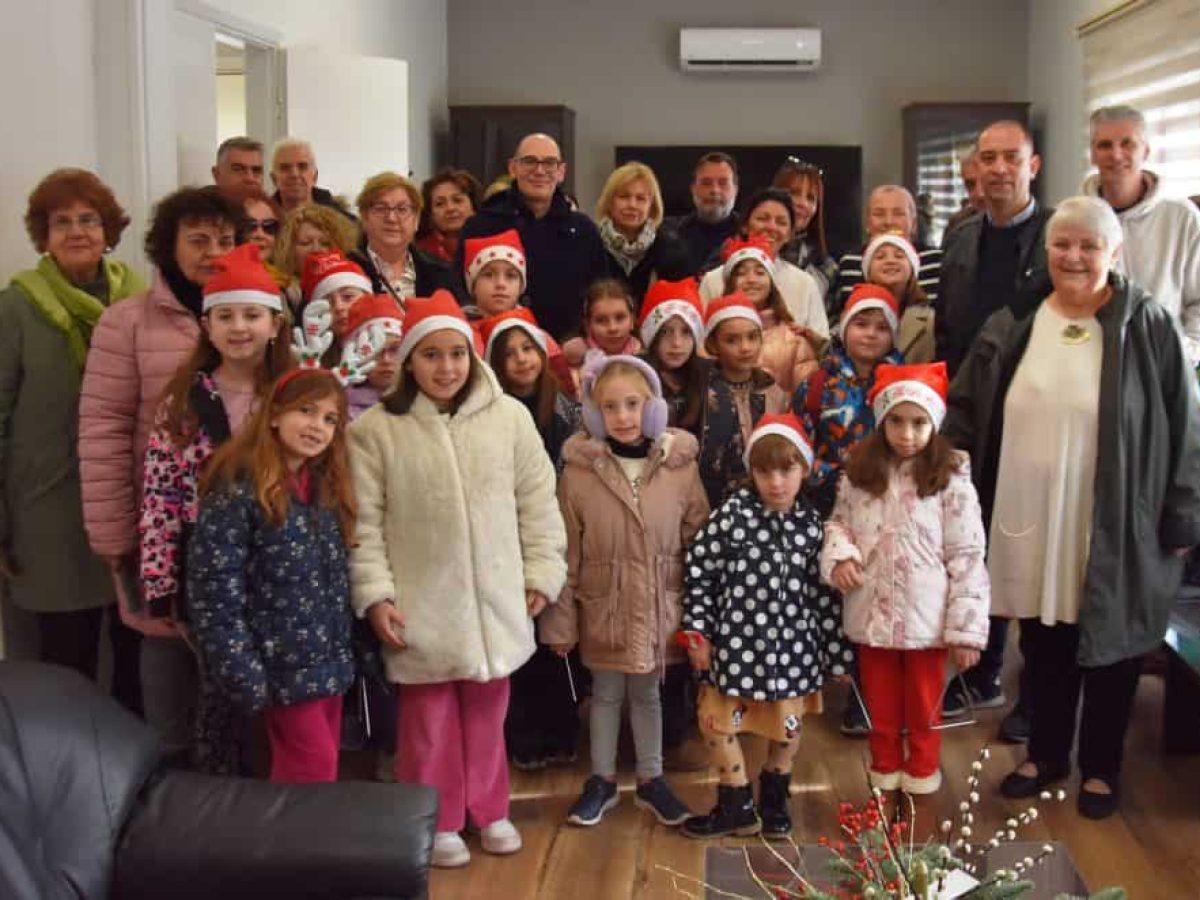 Κάλαντα από το Λύκειο Ελληνίδων Νάουσας στο Δημαρχείο