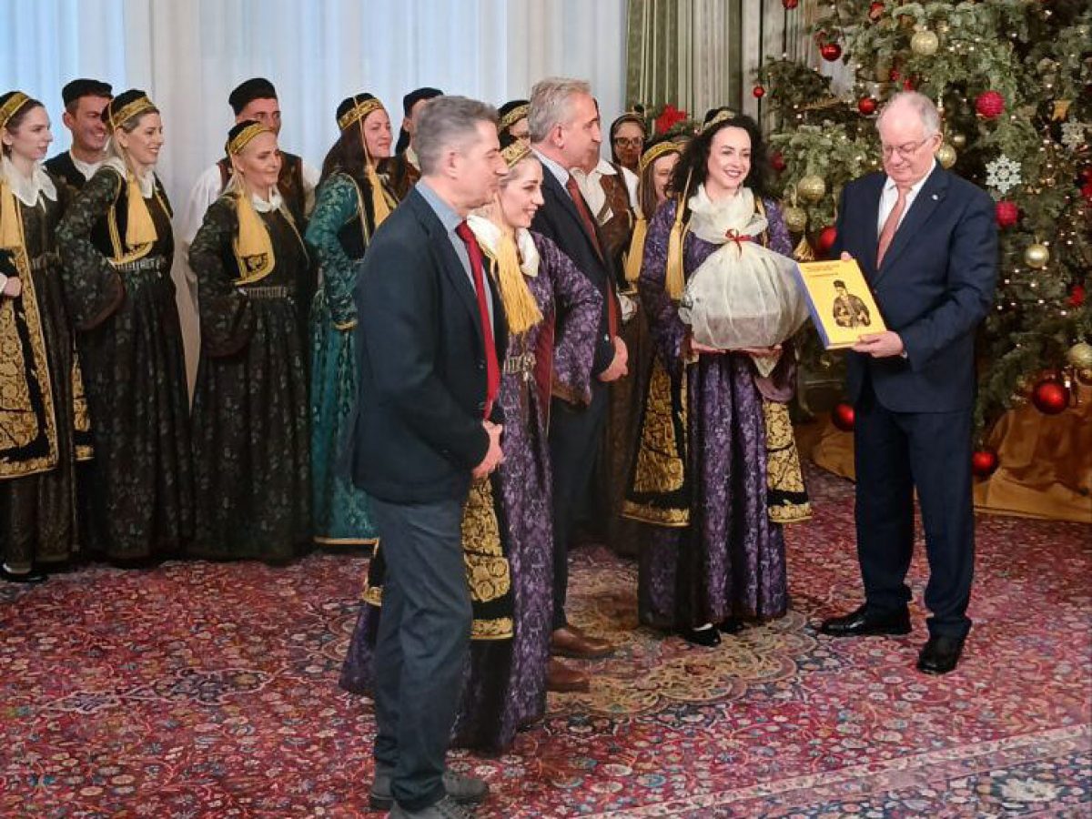 Κάλαντα από το Τμήμα Παραδοσιακών Χορών στον ΠτΔ και στο Υπ. Κοινωνικής Συνοχής και Οικογένειας