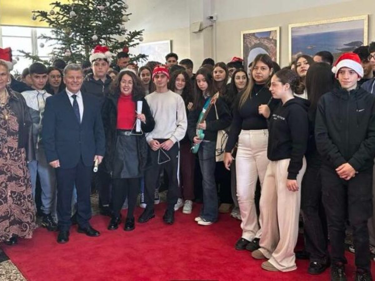 Κάλαντα Χριστουγέννων στην Περιφερειακή Ενότητα από μαθητές του Μουσικού και του Γυμνασίου Παραλίας