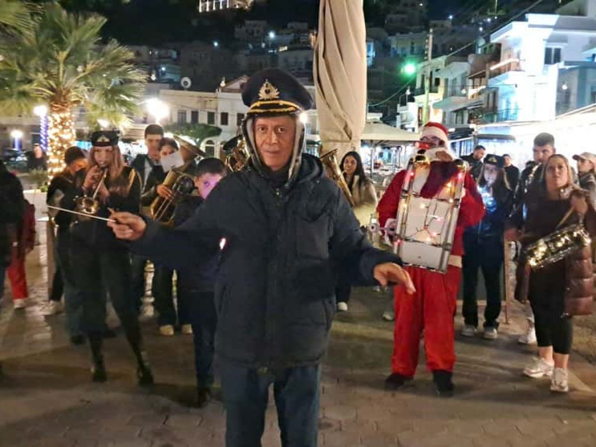 Κάλαντα και εορταστικες μελωδίες πλημμύρισαν την Κάλυμνο από τη Δημοτική Φιλαρμονική, βράδυ παραμονής Χριστουγέννων (video)