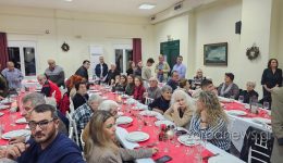 kanenas-anthropos-den-prepi-na-1