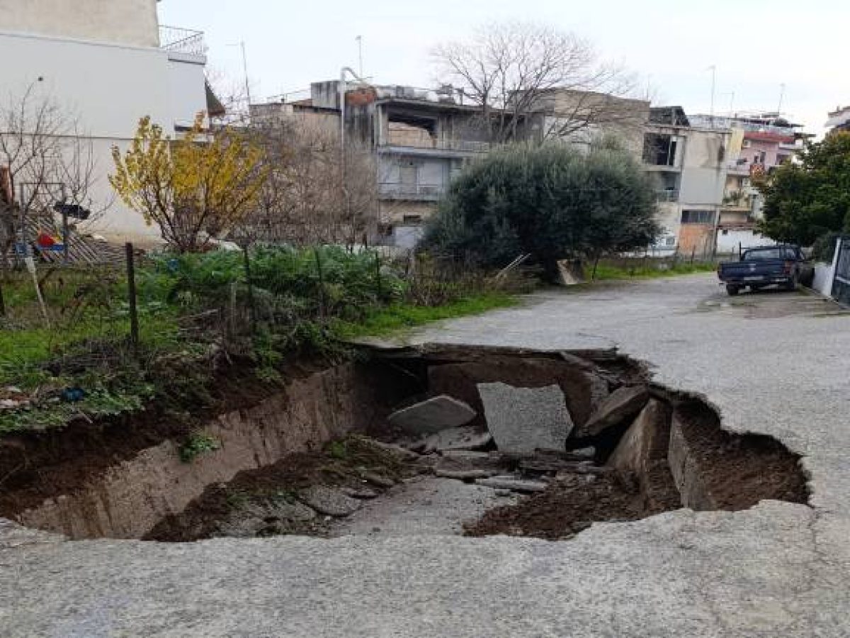 Κατάρρευση πλάκας οδοστρώματος στα Γιαννιτσά!