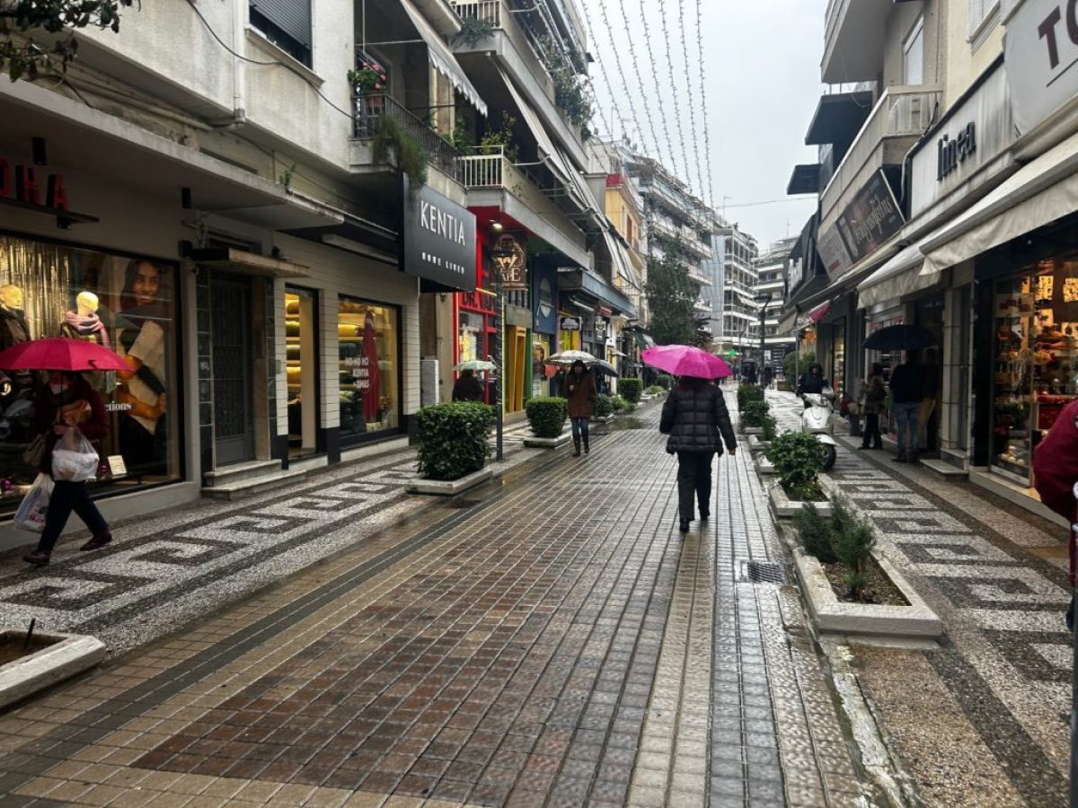 «Κάθε πέρυσι και… καλύτερα» στην εορταστική αγορά του Αγρινίου