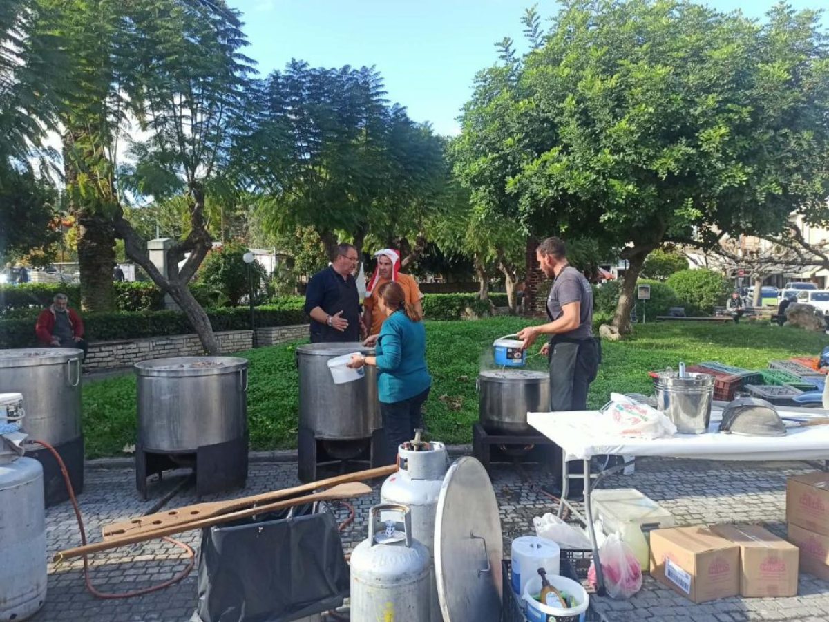 Καζάνια για βραστό έστησαν στην πλατεία Τεσσάρων Μαρτύρων οι κτηνοτρόφοι