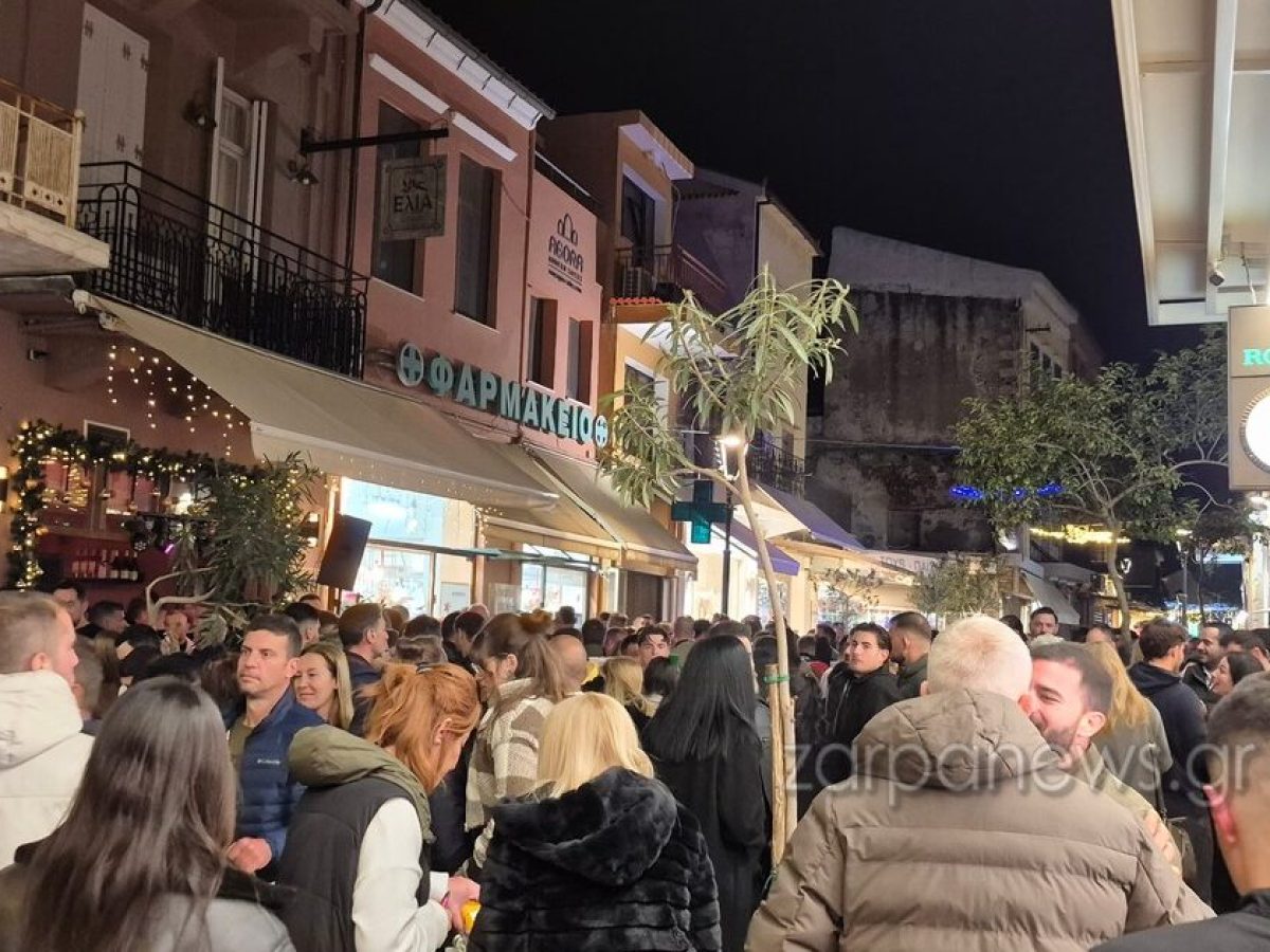Κοσμοπλημμύρα, κίνηση, μουσική και… αντικριστό – Σε γιορτινή διάθεση τα Χανιά, Παραμονή Χριστουγέννων | Photos