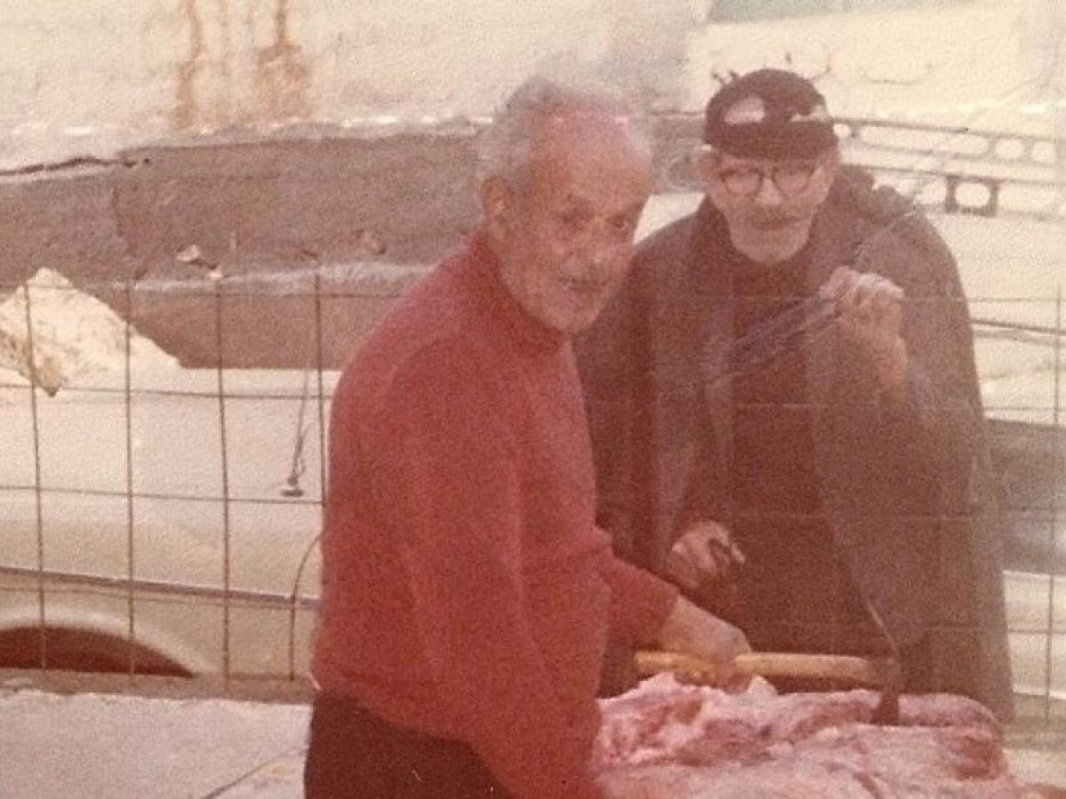 Κρήτη: Ο τεμαχισμός του χοίρου. Το έθιμο την επομένη των Χριστουγέννων που εξασφάλιζε κρέας μέχρι το καλοκαίρι