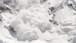 kriti-sigklonizoun-i-fili-ton