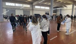 krousma-elonosias-stous-metanastes-pou