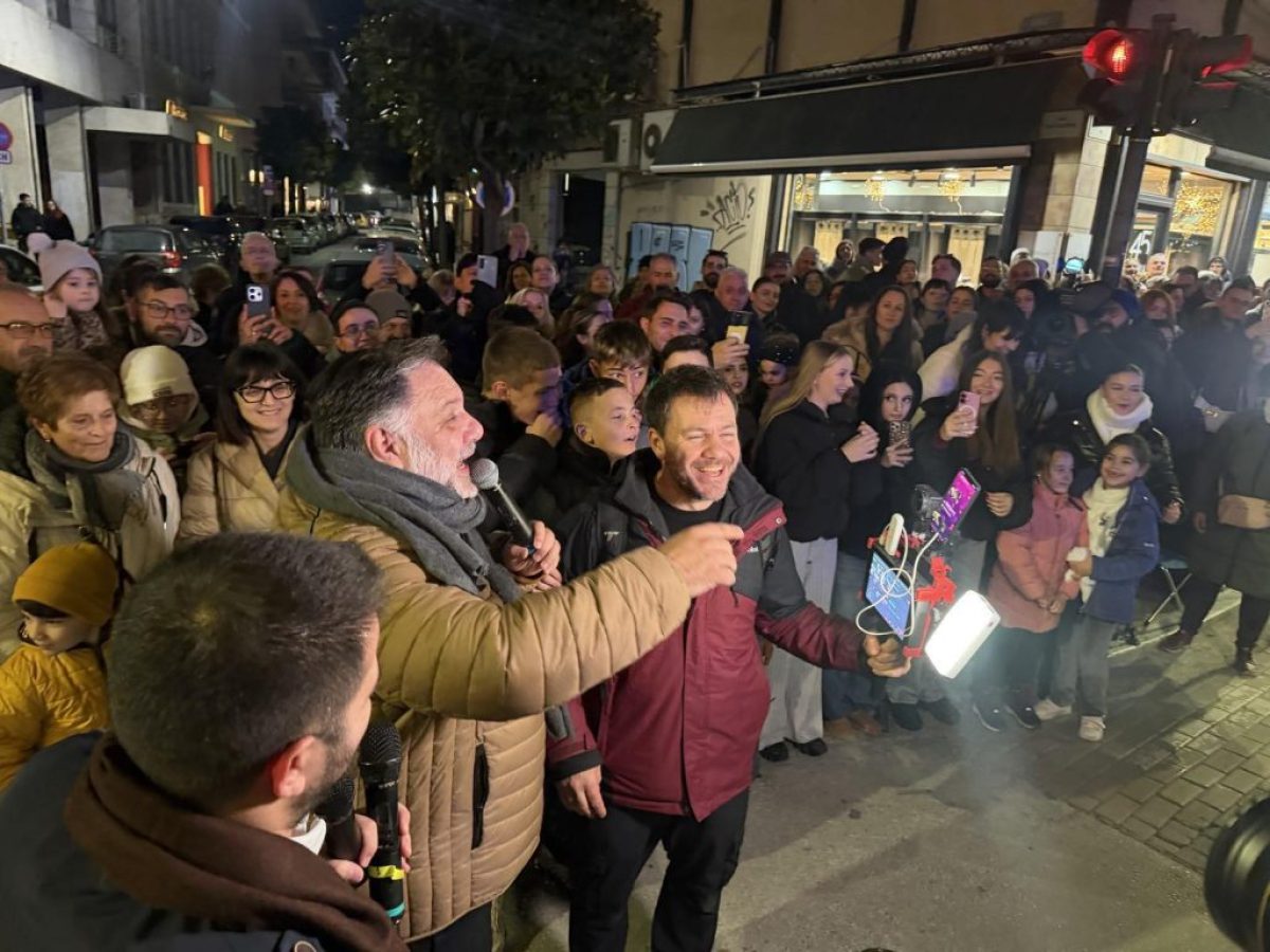 Λάρισα: Παρουσία των Γρηγόρη Αρναούτογλου και Ευτύχη Μπλέτσα ξεκίνησε η λαμπερή Χριστουγεννιάτικη Παρέλαση (φώτο – βίντεο)