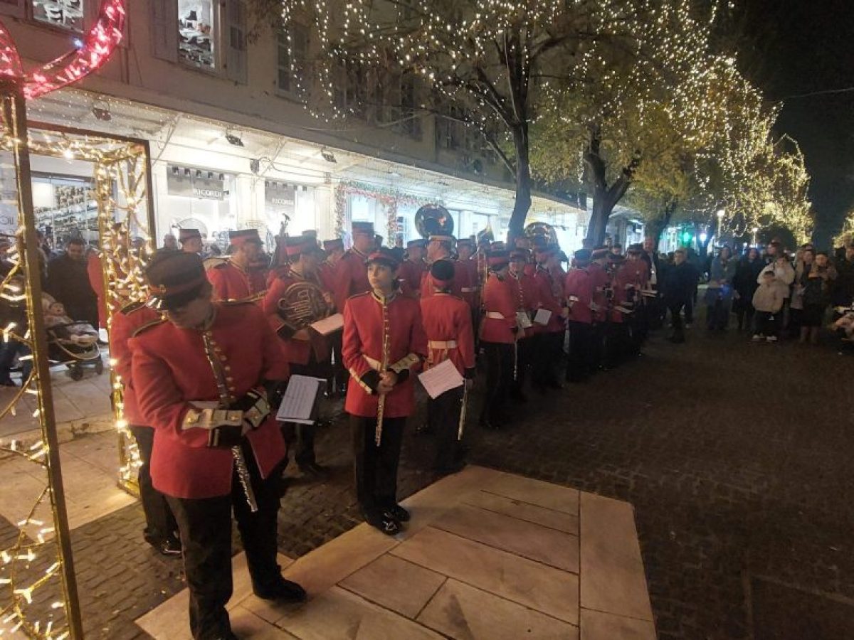 &Lambda;&epsilon;&upsilon;&kappa;ή &nu;ύ&chi;&tau;&alpha; &sigma;&tau;&eta;&nu; &Kappa;έ&rho;&kappa;&upsilon;&rho;&alpha; &ndash; &Chi;&rho;&iota;&sigma;&tau;&omicron;&upsilon;&gamma;&epsilon;&nu;&nu;&iota;ά&tau;&iota;&kappa;&epsilon;&sigmaf; &mu;&epsilon;&lambda;&omega;&delta;ί&epsilon;&sigmaf; &sigma;&tau;&eta;&nu; &kappa;&alpha;&rho;&delta;&iota;ά &tau;&eta;&sigmaf; &Pi;&alpha;&lambda;&iota;ά&sigmaf; &Pi;ό&lambda;&eta;&sigmaf;