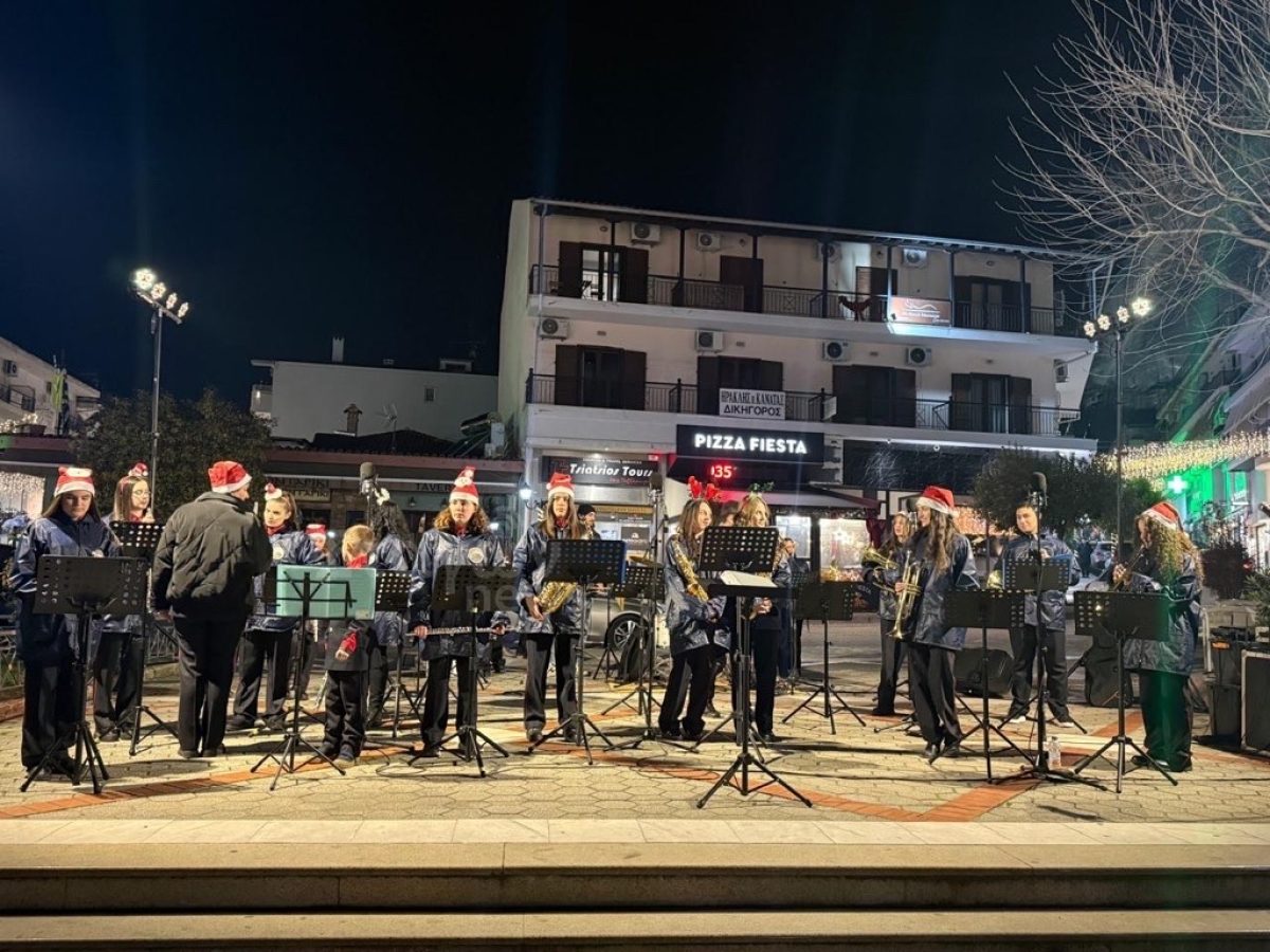 Μαγευτική Χριστουγεννιάτικη Συναυλία από τη Φιλαρμονική του Δήμου Μετεώρων στην Πλατεία Ρήγα Φεραίου