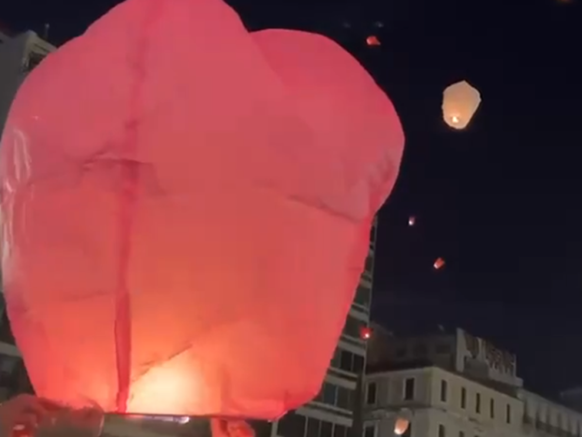 Μαγευτική «Νύχτα των Ευχών» στην Πλατεία Κοτζιά – Εκατοντάδες φαναράκια φώτισαν τον αθηναϊκό ουρανό