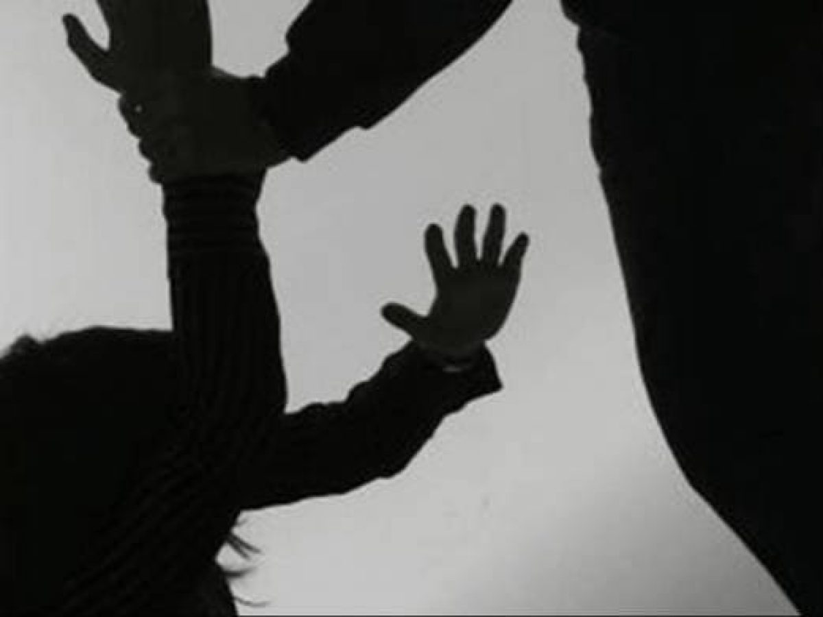 Μαγνησία: Μεθυσμένος έσπασε με τσόκαρο ΙΧ και το πέταξε σε αστυνομικούς