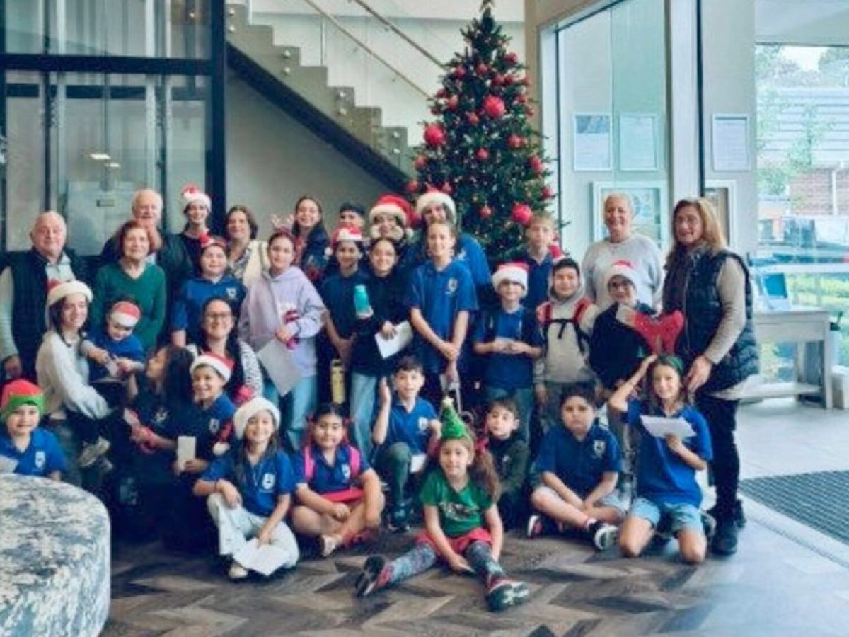 Μαθητές του σχολείου της Ελληνικής Ορθόδοξης Κοινότητας Hobsons Bay έψαλαν τα Κάλαντα στη ΦΡΟΝΤΙΔΑ στο St Albans