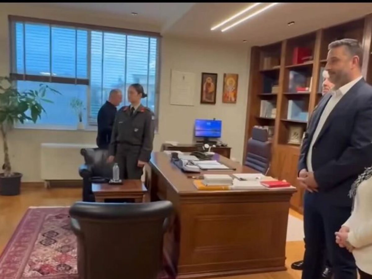 Με εορταστικές μελωδίες και χριστουγεννιάτικη διάθεση γέμισε σήμερα το γραφείο του Αντιπεριφερειάρχη Θανάση Μαυρομμάτη