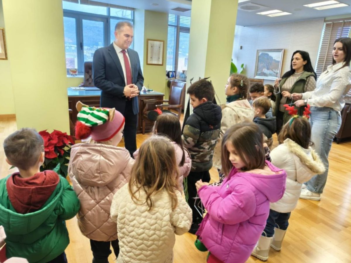 Με παιδικές φωνές και χαμόγελα γέμισε την παραμονή των Χριστουγέννων το Δημαρχείο Καλαμάτας