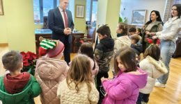 me-pedikes-fones-ke-chamogela