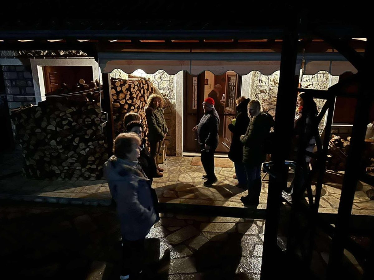 Με τα κάλαντα και τις ευχές τους γέμισαν το χωριό τα μέλη του Μορφωτικού Συλλόγου Απανταχού Κρυοβρυσιωτών “Άγιος Μήνας”