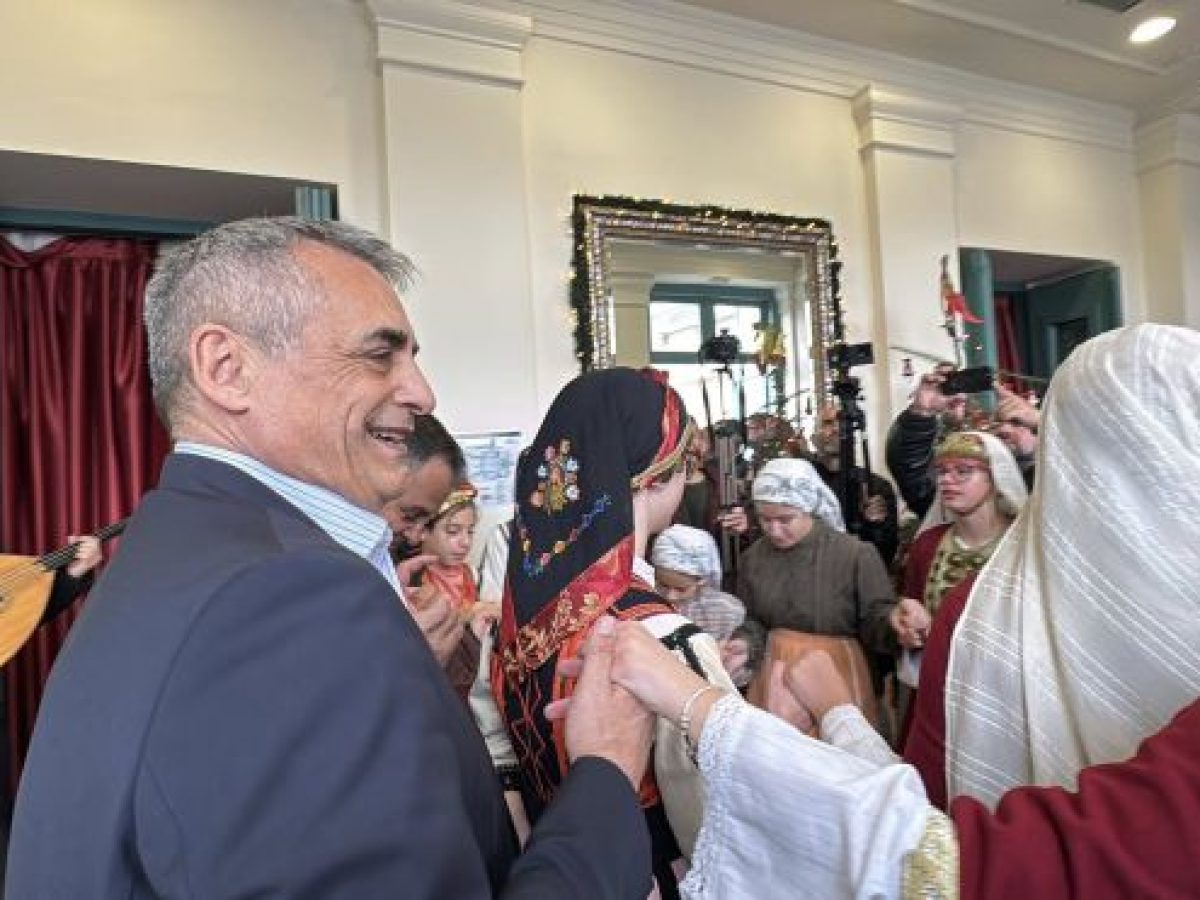 Μελωδίες, κάλαντα και γιορτινές ευχές γέμισαν την Τρίπολη (εικόνες – βίντεο)