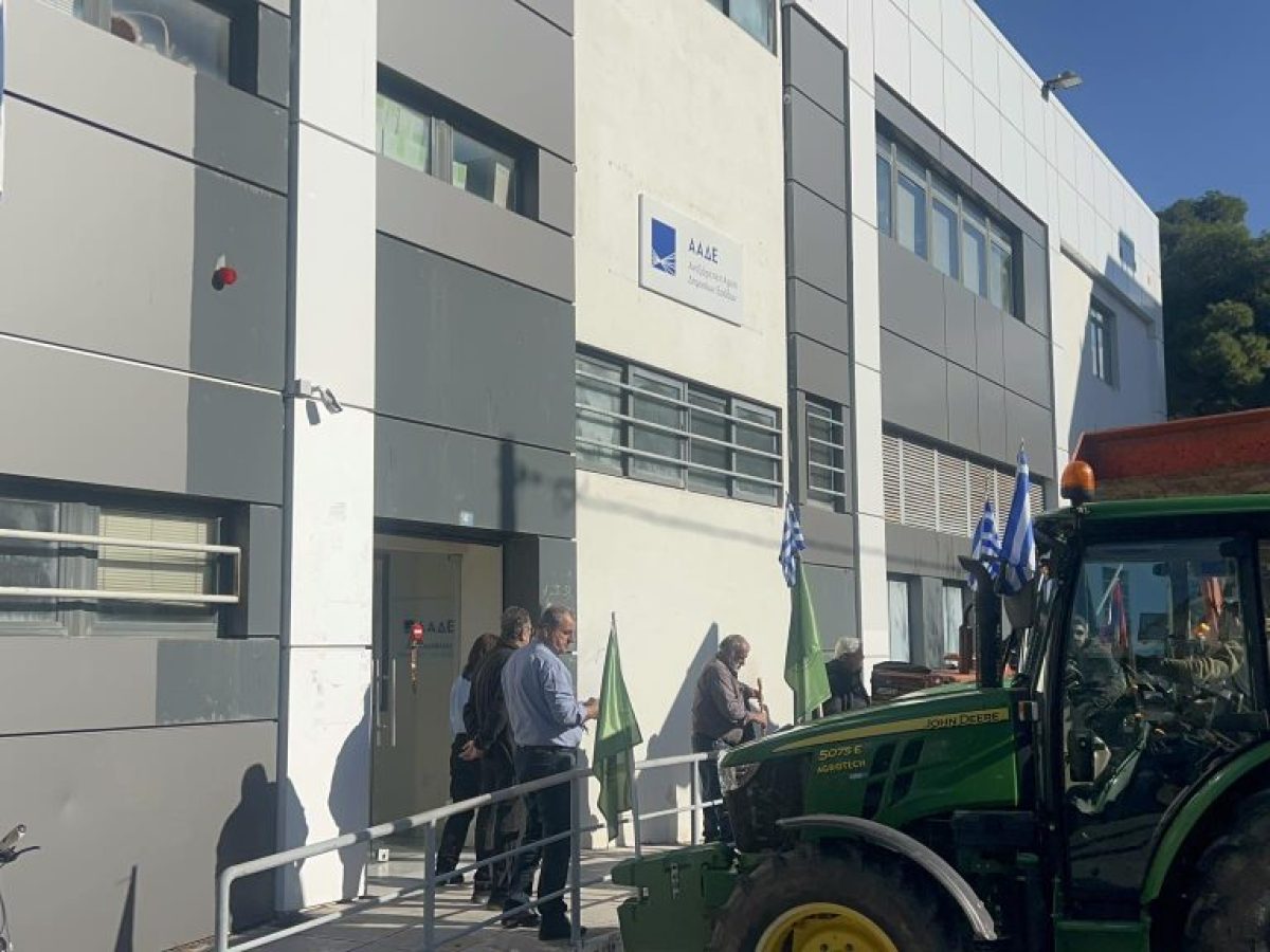 Μεσσηνία: Αποκλεισμός των γραφείων της ΑΑΔΕ στην Καλαμάτα από τους αγρότες – Στα μπλόκα για 15η ημέρα