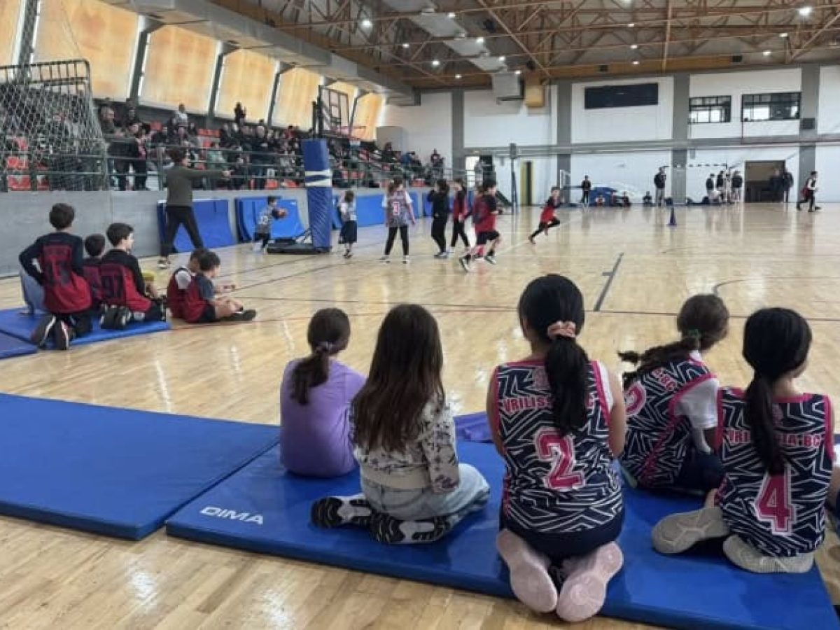 Μια μεγάλη αγκαλιά για την Αναστασία στο κλειστό γυμναστήριο Βριλησσίων