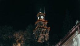 mia-sigklonistiki-christougenniatiki-istoria-sta-1