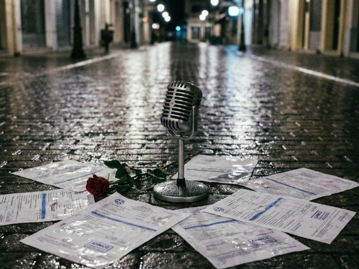 Μικρόφωνο στο χέρι, χάος στο ταμείο: Η τέχνη της… «φάλτσας» διοίκησης