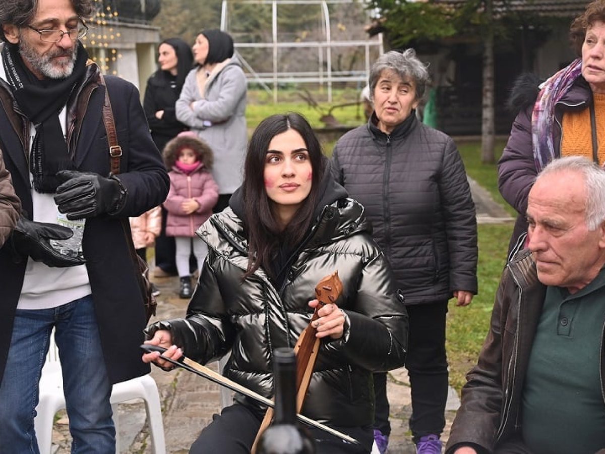 Μωμόγεροι στην Κοζάνη: Μια λύρα, μια παρέα, μια ταυτότητα