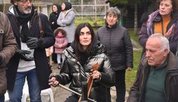 momogeri-stin-kozani-mia-lira-1