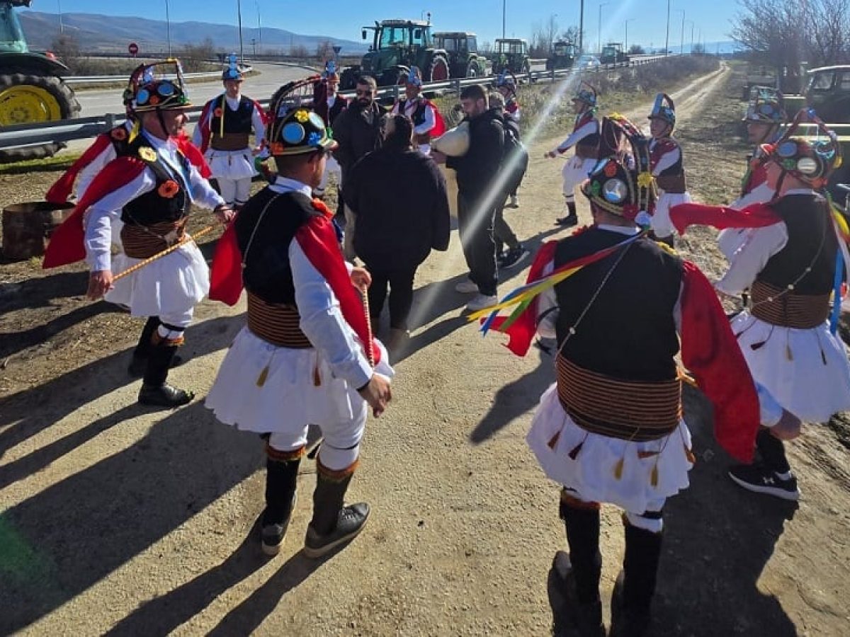 Μωμόγεροι στο μπλόκο Φιλώτα: Όταν το ποντιακό δρώμενο μπαίνει στον… αγώνα