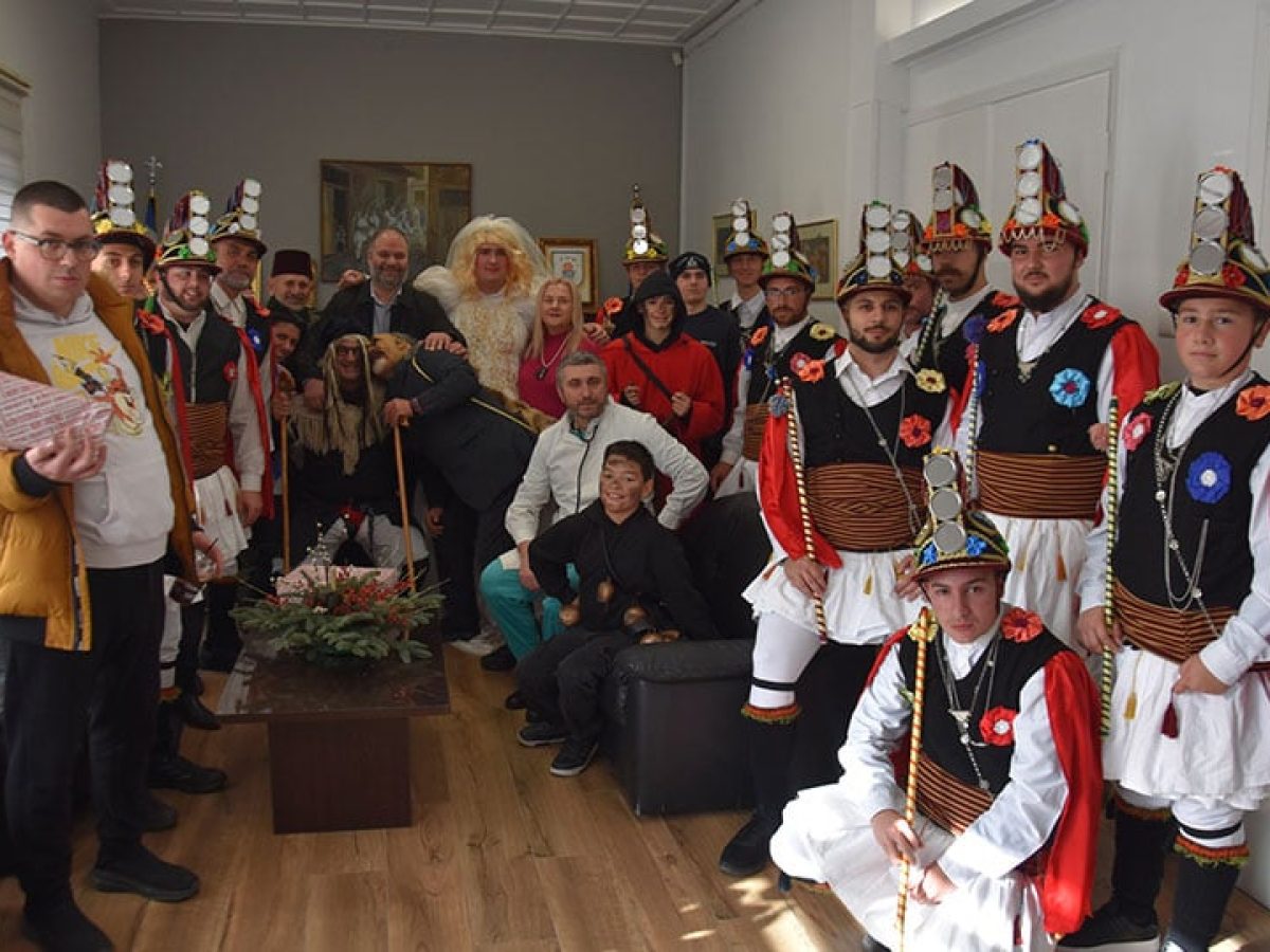 Μωμόγεροι στο Δημαρχείο Νάουσας: Πρόσεχε, ούτε ο δήμαρχος δεν γλιτώνει