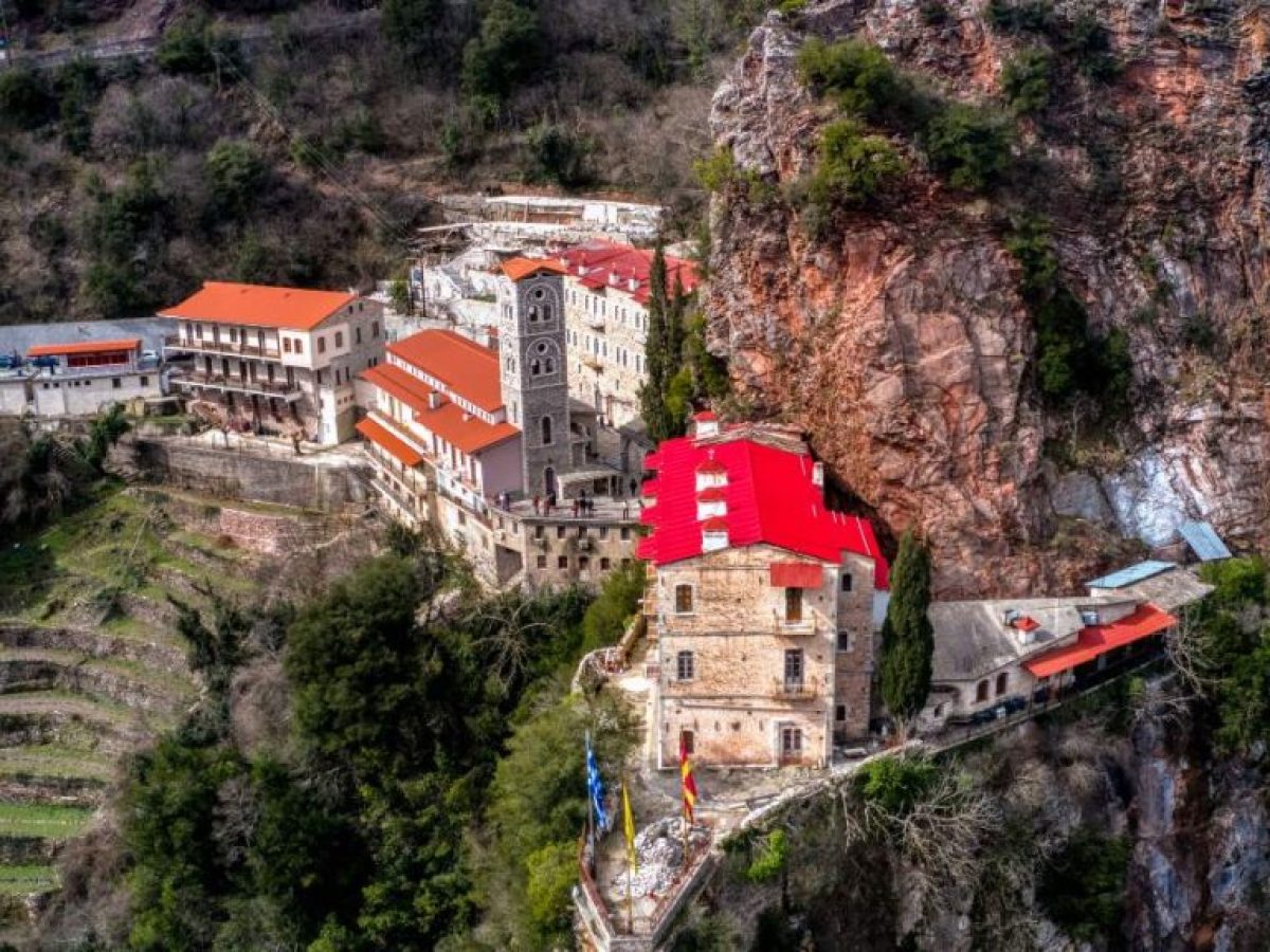 Μονή Προυσού: Το εμβληματικό στολίδι της Ευρυτανίας που καθηλώνει με την ομορφιά του