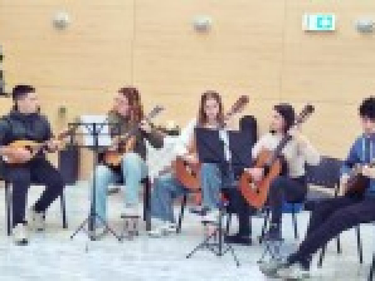 Μουσική Χριστουγέννων και γιορτινές μελωδίες από μαθητές του 2ου Πειραματικού Λυκείου στο Γ.Ν. Λευκάδας (VIDEO)