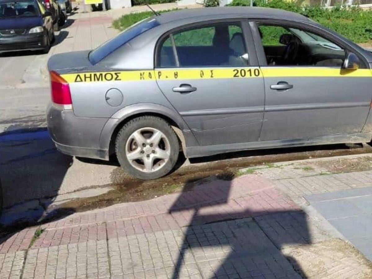 Νέα Μάκρη: Όχημα του δήμου Μαραθώνος πάρκαρε σε ράμπα ΑμεΑ πίσω από το δημαρχείο
