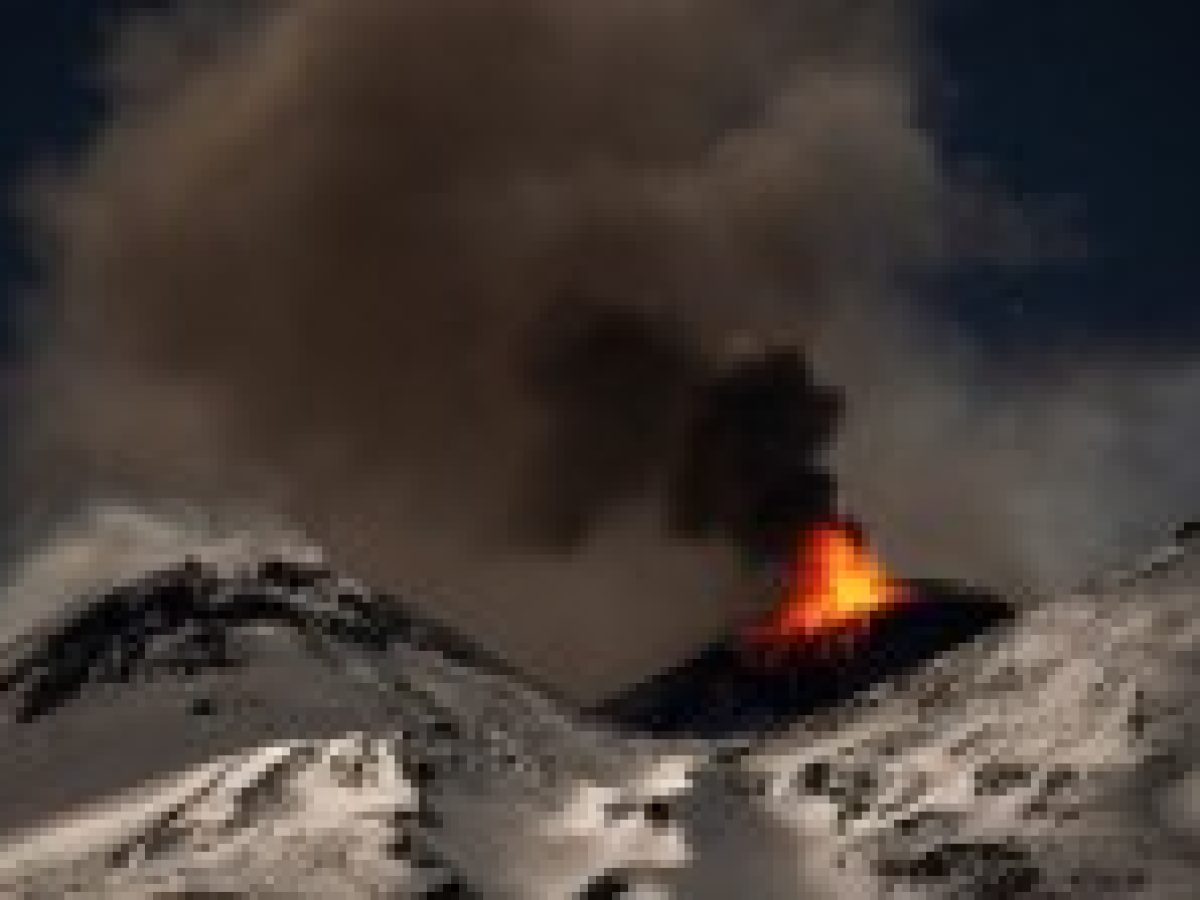 Νέες εκρήξεις στην Αίτνα μετά το «ξύπνημα» του βορειοανατολικού κρατήρα