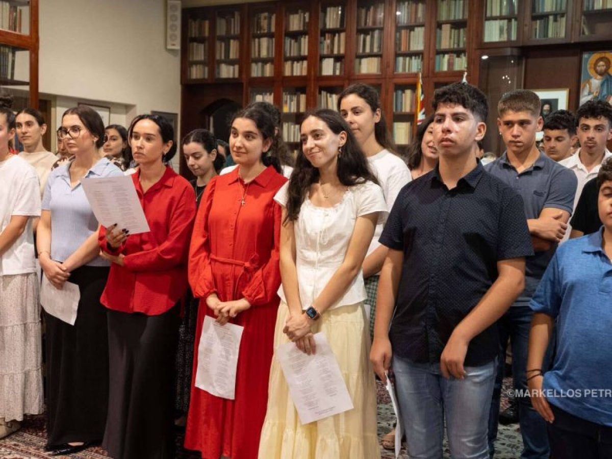 Νέοι και νέες έψαλαν τα κάλαντα στον Αρχιεπίσκοπο Αυστραλίας Μακάριο