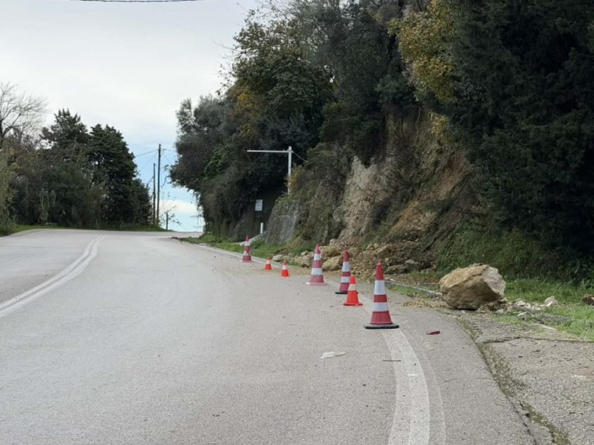 Νικιάνα: Έπεσαν πέτρες στον επαρχιακό δρόμο Λευκάδας – Νυδριού