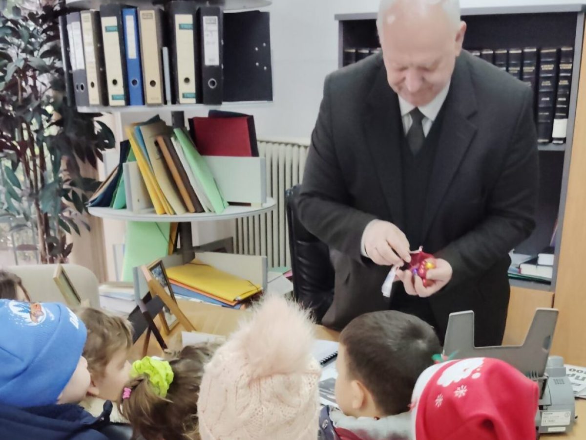 Νήπια είπαν τα Χριστουγεννιάτικα κάλαντα στον Σύλλογο Πολυτέκνων Αγρινίου