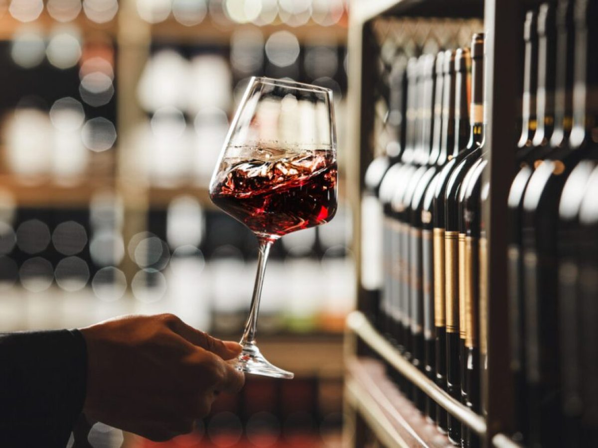 Ο Jan Konetzki, wine director στο Four Seasons Astir Palace Hotel Athens, προτείνει τα αγαπημένα του γιορτινά wine pairings