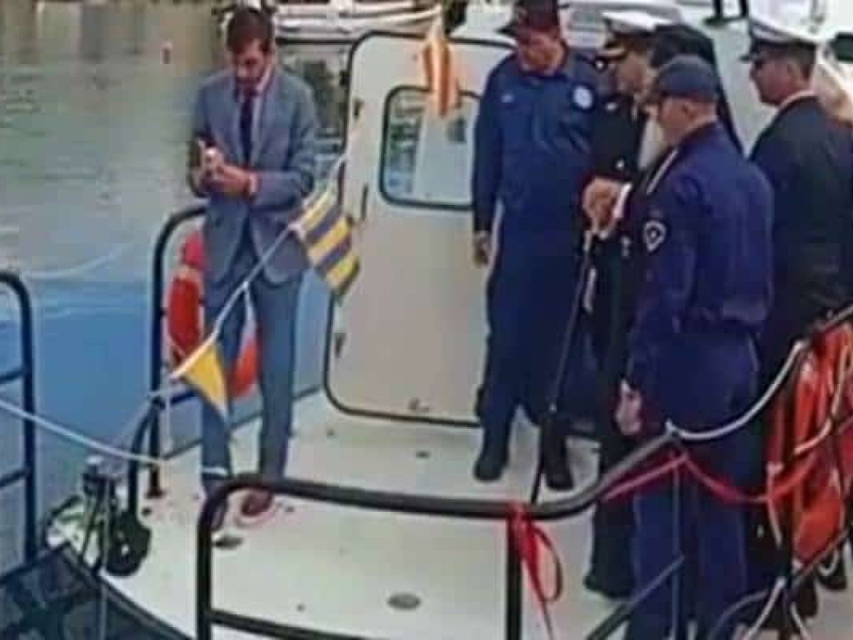 &Omicron; &Delta;ή&mu;&alpha;&rho;&chi;&omicron;&sigmaf; &Alpha;&gamma;ί&omicron;&upsilon; &Epsilon;&upsilon;&sigma;&tau;&rho;&alpha;&tau;ί&omicron;&upsilon; &omicron; &pi;&rho;ώ&tau;&omicron;&sigmaf; &laquo;&alpha;&sigma;&theta;&epsilon;&nu;ή&sigmaf;&raquo; &tau;&omicron;&upsilon; &nu;έ&omicron;&upsilon; &pi;&lambda;&omega;&tau;&omicron;ύ &alpha;&sigma;&theta;&epsilon;&nu;&omicron;&phi;ό&rho;&omicron;&upsilon; (video)