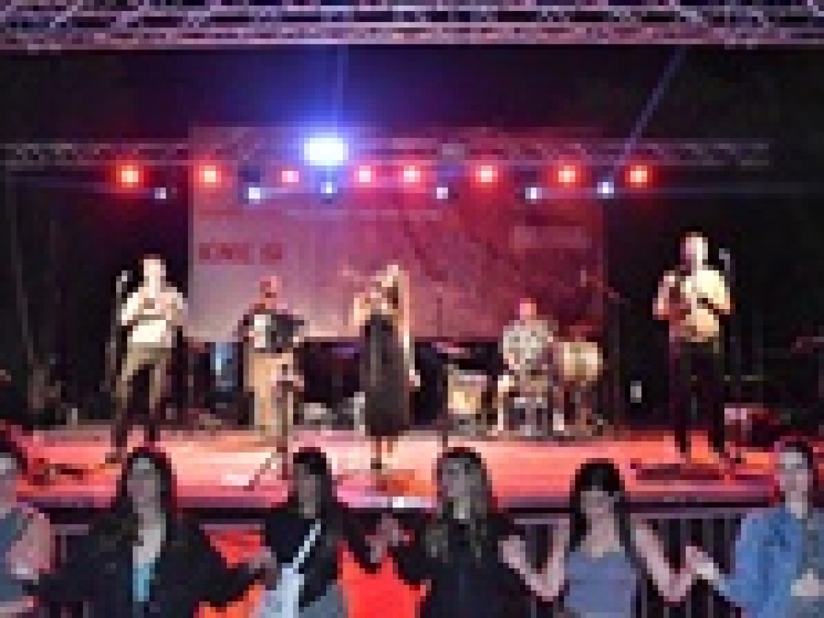 Ο δήμαρχος Φλώρινας διέκοψε συναυλία των Banda Entopica για «σλάβικα τραγούδια» – Καταδίκη από την ΤΕ του ΚΚΕ