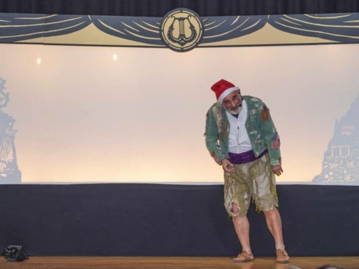 Ο Καραγκιόζης ζωντάνεψε επί σκηνής στη Γλυφάδα